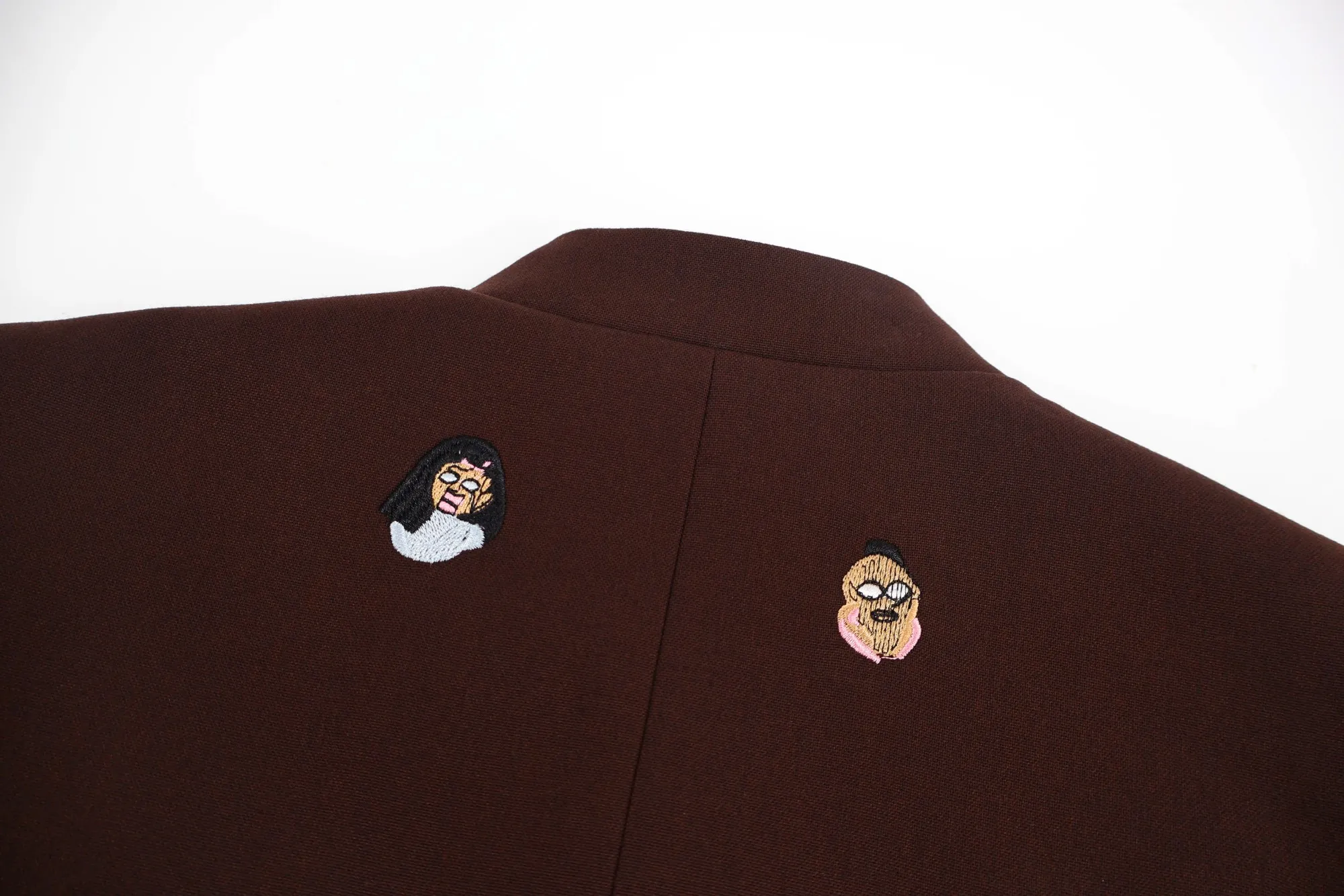 🅿️1120 1v 24SS small head pattern embroidered jacket. The first series of cooperation with artist Henry Talor. The embroidered figures on it really don’t need to be too delicate. They can be salty or sweet through different combinations. The fabric is made of the same ultra-high-count imported worsted wool blended nylon material as the original. There is no color difference between the color and texture of the original. The accessories and hardware are all custom-made from molds, which is extremely difficult and costly, just to ensure the absolute restoration from the inside to the outside. The special-shaped tailoring of the neckline is restored with ingenuity, and the shoulder pads have been adjusted many times to perfect the original straight shoulder shape. 2,500 specially-made small back collar logos are used for high-density embroidery on the same fabric base. The Feidong logo is clear and delicate, highlighting the identity. The overall wiring is straight and delicate, the fabric is comfortable and soft, and the color is consistent without color difference. Size:46-48-50-52